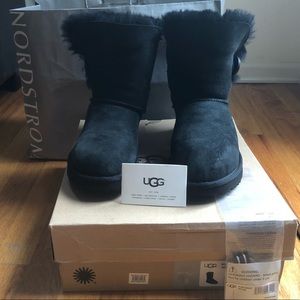 Final Price ❤️Ugg Bailey Button ll Black